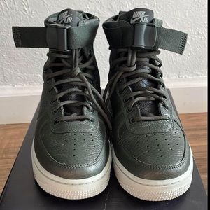 Women’s Nike SF Air Force 1 Mid  (NWOT)